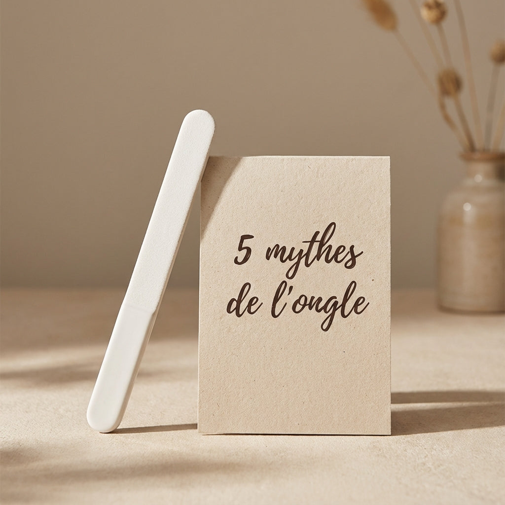Lime douce et petit bloc-notes “5 mythes de l'ongle” sur surface beige, lumière naturelle. 